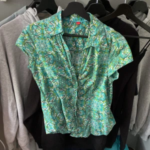 Vintage blus - Säljer denna blus som aldrig blivit använd. Vet inte varför men den ser ut att vara sne men de är den inte. 