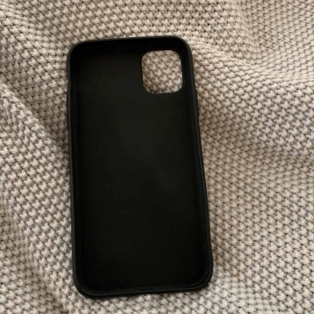 Svart oanvänt silikonskal för iPhone 11/xr som ej kommer till användning. Inga stora defekter men någon liten repa som skalet har fått av att ligga i en låda med andra iPhone-grejer. Syns på sista bilden med blixt, men annars nästan inte alls. Övrigt.