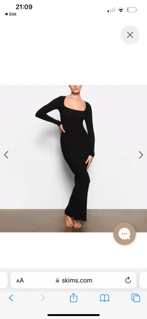 Skims klänning - Klänning från skims, helt oanvänd k storlek s men passar xs-m då den är extremt stretchig. Säljs då den inte är min stil