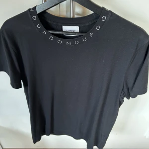 Dondup tshirt - Säljer en fin dondup tshirt. Köpt på Nk gbg för 1000kr. Använd enstaka gånger. Mycke fin!  Hör av dig om du undrar något🤝