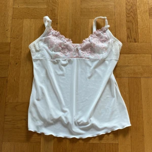 Spetslinne - Säljer ett somrigt linne! Köparen betalar frakt! 