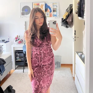 Mönstrad klänning ✨🌸 - Bandet går att knyta hur man vill✨ det är en innerkläning som gör att det inte är helt genomskinlig går att ta bort ❤️✨lång dragkedja på ryggen 🌸