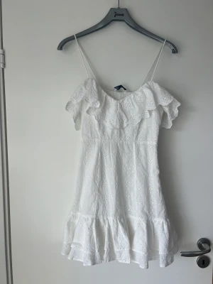Sommarklänning Zara - Jättefin sommarklänning från zara som tyvärr inte kommer rill användning. Som ny💕i strl M men skulle säga att den passar en 36/38. Köpt för 499kr