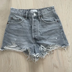 Jeans shorts  - Säljer nu dessa supersnygga jeans shorts från Zara💗 De är köpta förra sommaren för ca 380 kr men de är endast andvända en gång då de tyvärr är för små för mig💗De har inga defekter eller fläckar!❤️ Kontakta mig vid frågor!