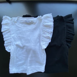 Toppar  - Säljer dessa två toppar från zara med volanger, båda för 50