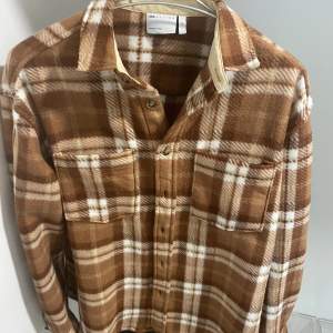 Overshirt flannel orange med vita detaljer från ASOS, använd fåtal gånger nyskick