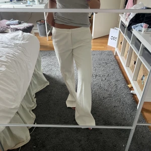 Linnebyxa - Säljer dessa supersnygga linnebyxor från zara. De är så snygga i passformen och är som kostymbyxor. De är lågmidjade. Säljer pga att de är förstora för mig. Aldrig använda med prislapp kvar, nypris 700kr❤️ de är storlek M men passar nog en S också