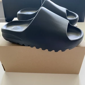 Yeezy Slide Onyx - Helt nya och oanvända Yeezy Slide Onyx i storlek 42. 