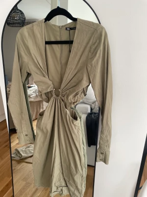 Festklänning - Använd 1 gång!  Super fin färg och passar både till fest och vardag. 