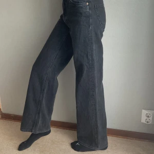Monki Yoko Jeans Black - Jeansen är inte helt svarta, utan lite mer grå. Jeansen har använts ett bra antal gånger, men jag säljer dem eftersom den är alldeles för liten. Jag är 164 cm för jämförelse. Säljs för 150 kr (original priset var 400 kr)