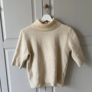 Stickad t shirt - Skitsnygg från hm. Endast lite nopprig men superbra kvalitet bortser från det. Fin krage vid nacken🩷🩷