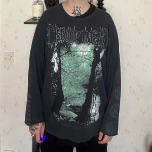 Drop Dead x Cradle of Filth - Mycket cool långärmad tröja från Drop Dead x CoF-kollektionen. Tryck på framsida och ärmarna baserat på omslaget till ”Dusk and Her Embrace”.   Ärmarna har blivit kortade något. Jag på bild är 175cm 79kg. Fri frakt!