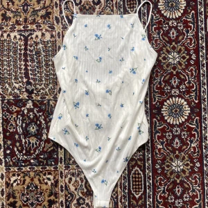 Body med öppen rygg - Body med öppen rygg! Strl L men mer som en M! Helt ny med lappar ✨