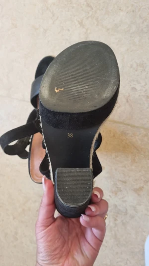 Klackskor - Ganska fräscha klackskor med tjock sula från märket Scoretto. Storlek 38.