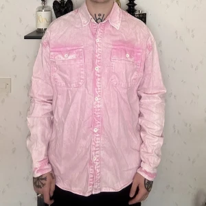 Collusion Pink Denim Shirt - Fin skjorta med härlig färg. I lite grövre denim-material och med två bröstfickor. Jag på bild är 175cm 🗡️