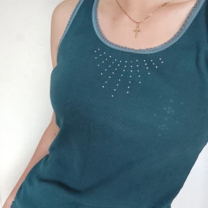 90's linne - Unikt linne från Esprit i 90-talsstil med stenar ovanför bysten. Färgen stämmer bäst på bild 1! 