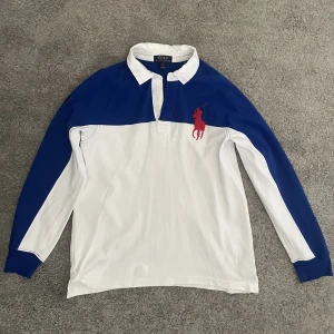 Ralph lauren  - Ralph lauren pike. Storlek barn l men sitter exakt som en vanlig s. Perfekt nu till sommaren, aldrig använd alltså 10/10 skick  Bara att skriva om ni är intresserade😁