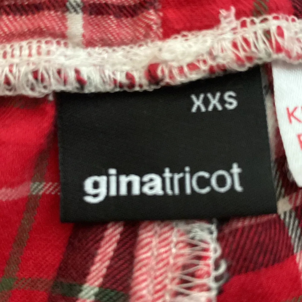 Pyjamasbyxor som är rutiga från Gina tricot. Använda ganska många gånger💕de är i storlek XXS så är för korta i benen på mig.. Jeans & Byxor.
