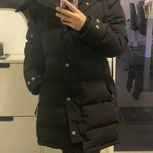 Hollies jacka subway stl 42 - Den är använd i 1-2 år, har ingen skadda forutom en liten på framsidan av armen(kontakta för mer bilder), desutom det så är den i bra skick, säljer den eftersom den är stor för mig