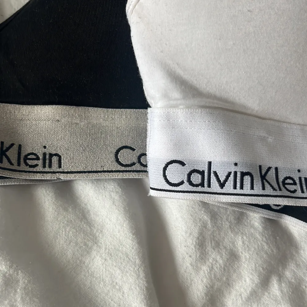 säljer två st Calvin Klein bralette lift’s då de är för små. Den svarta är ganska använd och därmed lite sliten (se bild 2 och 3), men den vita är som ny. Säljer dem endast ihop och ej styckvis!! Skriv privat vid fler frågor🥰. Övrigt.