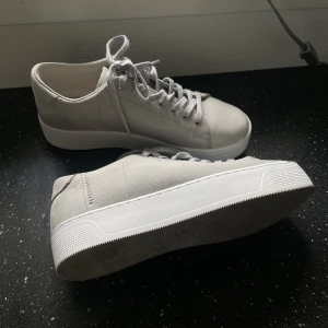 HUB sneakers - Säljer mina sjukt snygga sneakers då jag inte får användning av de. Använda 2 gånger i skolan enbart, så som nya. Kom med bud!!!!! Nypris 1300kr 😍