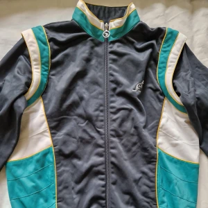 Tröja med zip - Tröja med avtagbara ärmar i fint skick. Inga fläckar eller defekter. Passar mig som är en S. Skriv för mått.