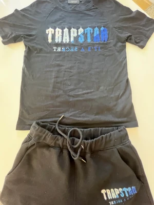 Trapstar tee n shorts - Säljer eftersom dom inte passar. Helt oanvänd perfekt nu för sommaren. Pris kan diskuteras vid snabb affär.