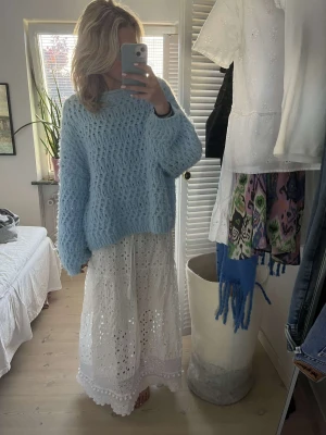 Vit maxikjol  - Vil lång maxikjol med broderidetaljer, köpt förra året men är i mycket bra skick, jag köpte kjolen i Frankrike förra året i okänd burik(märket står inte)  Midjemått(rakt över): 35cm  Längd:81cm. Kontakta för fler bilder💗 Lägger ut igen pga fel innan!