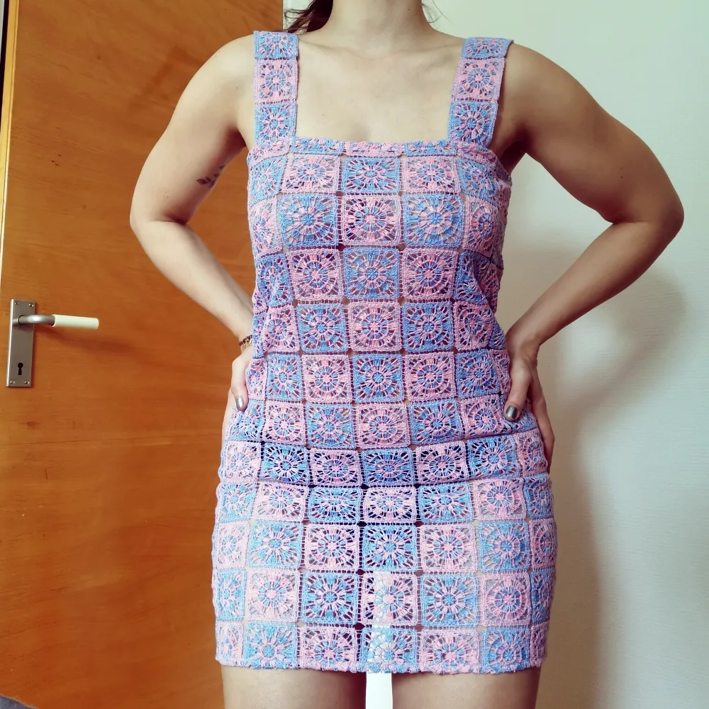 Snyggaste pastell blå-rosa crochet miniklänning! Gjord för hand själv. Passar perfekt till festivalsäsongen! . Klänningar.