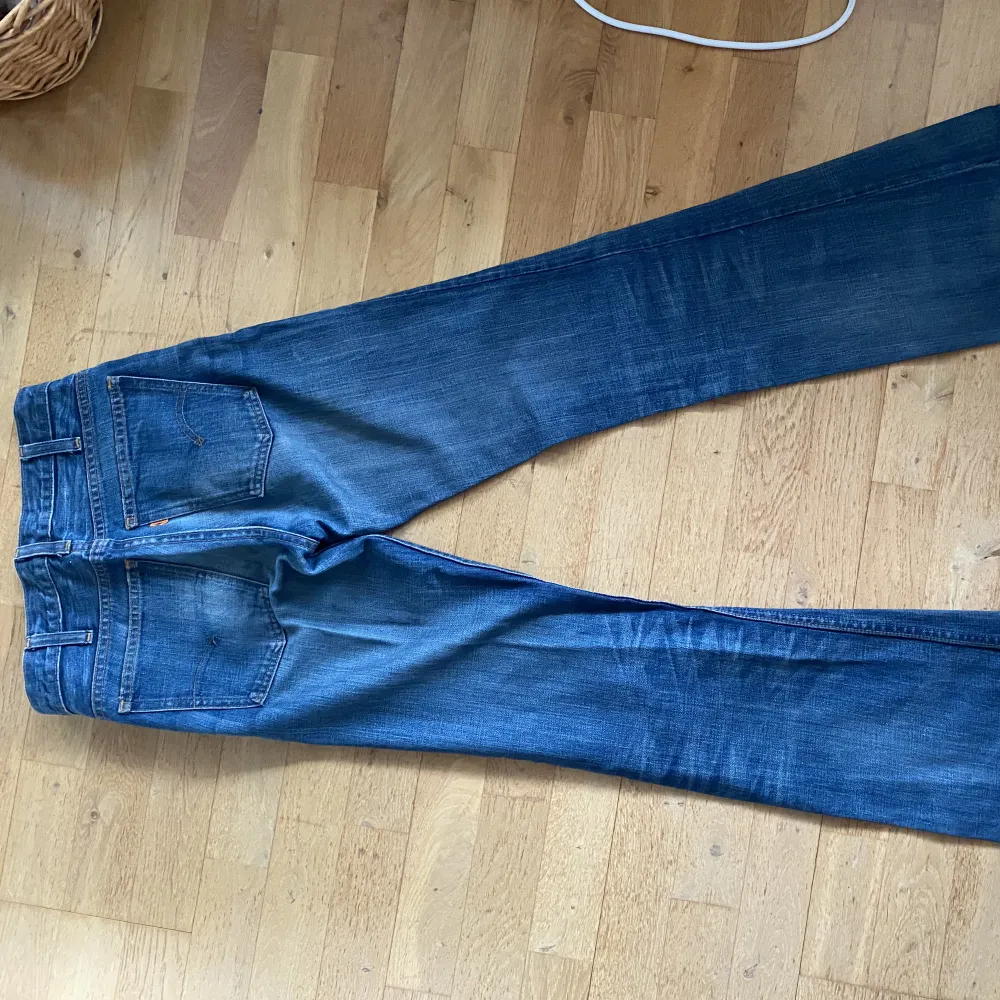 levis utsvängda jeans, osäker på storleken men skulle säga att de motsvarar 24/32 i jeansstorlekar. Jeans & Byxor.
