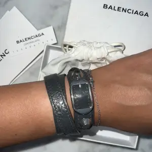 Sälje trott mörkgråa läder armband från balenciaga med silver detaljer. Det är slitet vid spännet osv men jag tycker det inte är något som syns när man har på sig det! 