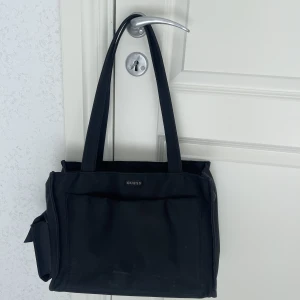 Vintage väska från Guess - Säljer en fin välbehållen guess väska.💞