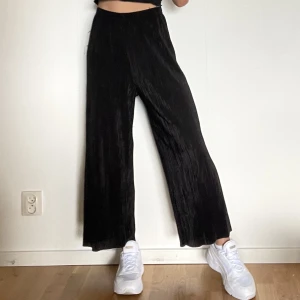 Byxor  - Svarta ribbade byxor, skönt material! Stretch, kortare i längden   storlek S ginatricot