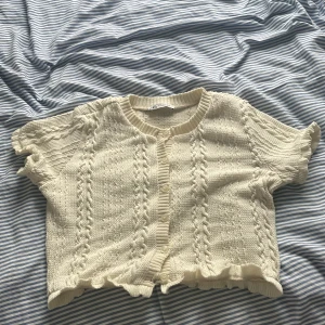 Zara tröja - Säljer en jätte söt stickad tröja från zara. Stl m. Köparen står för frakten💕