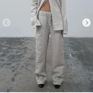 Linnebyxor - Säljer mina jättefina beiga linnebyxor från a-dsgn. Dem är helt oanvända i den slutsålda storleken xxs. 