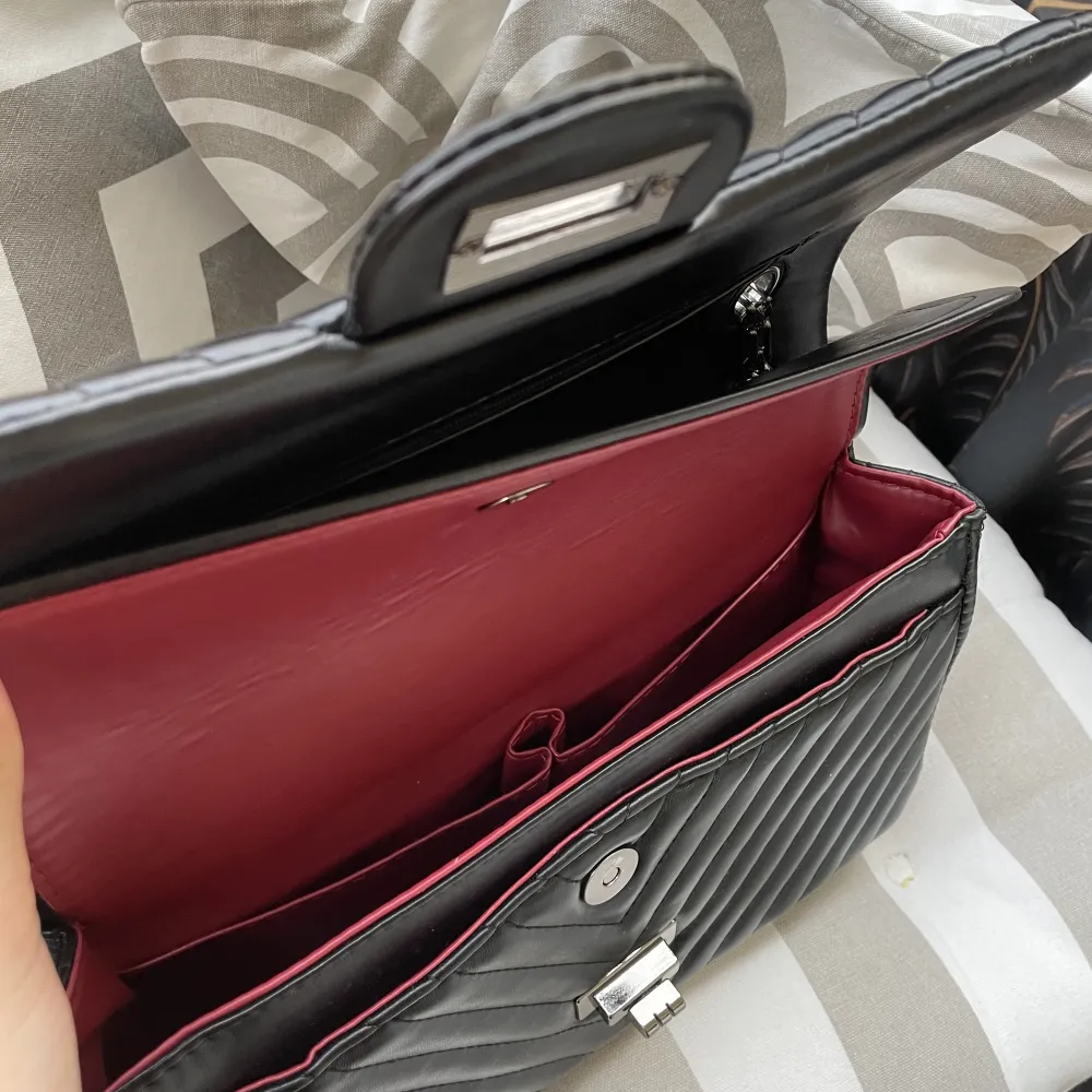 Supersnygg handväska som jag köp på Tradera för 1 år sedan. Den är som ny och skriv för fler bilder 🥰. Väskor.
