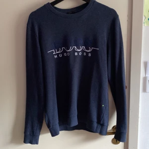 Hugo boss tjocktröja REA - Mörk blå crewneck boss tröja sällan använd i bra skick