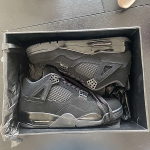 Jordan 4 black cats - Air Jordan 4 Black Cats Pris 3000kr   Beskrivning: Ett schysst par Jordan skor i bra skick👍🏼 Stl 43 och lådan ingår 