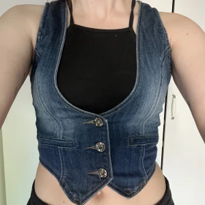 Jeansväst - Jättefin jeansväst som går att justera där bak. Säljer för att den inte kommer till användning tyvärr, tycker inte jag passsr i västar  :(
