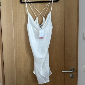 Helt ny klänning  - Strl s. Nypris 200 kr