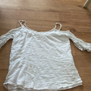 Vit topp - En fin linnetopp med korta armar köparen står för frakten ❤️