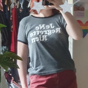 Grå tshir - Grå tshirt med svarta kanter. Luftig och bra kvalitet. Aningen croppad.