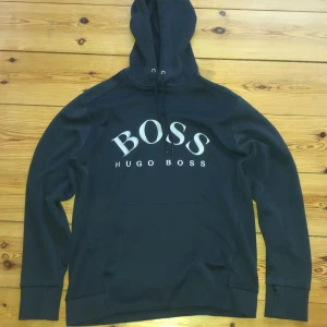 Hugo boss  - Hej jag säljer min Hugo boss tröja har haft den i 6 månader har inte använt så jättemycket och vill sälja den den är i storlek M men passa mig som har S 