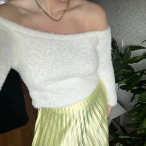Vit tröja - Säljer en vit lurvig off-shoulder tröja som inte kommer till användning. Den är i storlek S och säljs för 100kr+frakt