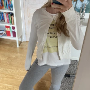 Hm kofta - Vit tunn kofta från hm, perfekt i sommar!