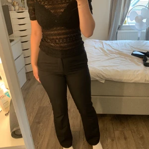 Kostymbyxor - Svarta jättefina kostymbyxor från Bikbok,dem har även ett extra hål där man sätter knappen som jag gjort själv om dem är lite stora i midjan ,men de är inget som syns när man har dem på💕