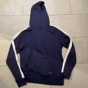 Gant hoodie i nyskick, använd ett fåtal gånger