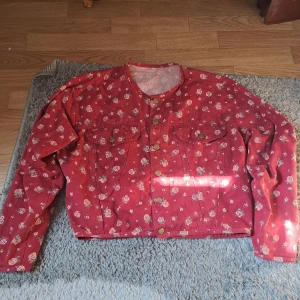 Blommig jeansjacka - Str. 42/44. För mer info skicka pm. Köparen står för frakten. Ansvarar inte för paketet under frakt. Pris diskuterbart. 