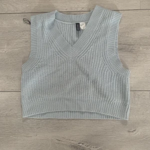 Stickad väst - En stickad väst/kofta från H&M, ljusblå och i storlek S. Säljs för att den inte längre används💕