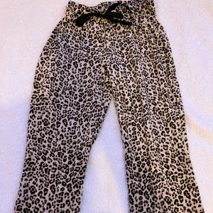 Leopard mjukis - Leopardmönstrade mjukis i mycket bra skick som jag säljer då jag inte använder de längre! Säljer i flera andra färger så kicka gärna in! 💕